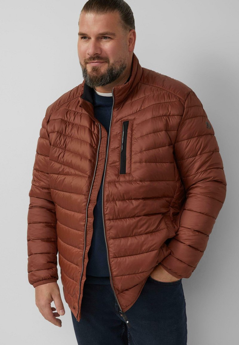 Braune Steppjacke mit horizontalem Quiltmuster, ausgestattet mit einer Reißverschlusstasche auf der linken Brustseite und einem Stehkragen. Glatte Textur.