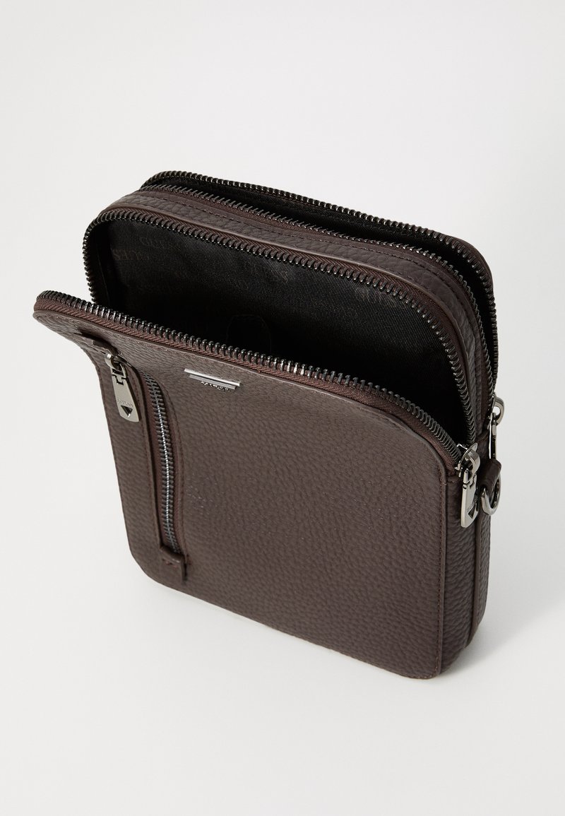 Bolso de cuero marrón con una superficie texturizada, cierres de doble cremallera y un bolsillo exterior. El interior está forrado en tela negra.