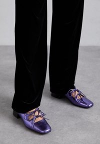 ISABEL   - Suvarstomi aukštakulniai - purple