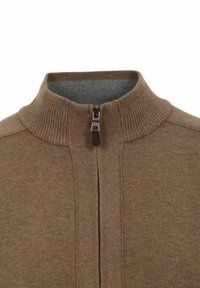 Brązowy dziany sweter zapinany na zamek z wysokim kołnierzem, prążkowaną teksturą i małym metalowym detalem zamka przy szyi.