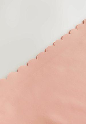 Vzelánková tkanina broskyňovej farby s textúrovaným povrchom, so zvlneným okrajom po jednej strane. Hladký a jemný povrch.