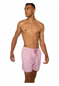 Roze zwemshorts met zwarte horizontale strepen, elastische tailleband en een trekkoord. Glad textuur, knielange stijl en casual uitstraling.