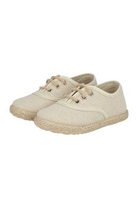 Zapatos de lona beige con un upper texturizado, que presentan cordones redondos, ojales metálicos y una suela de yute trenzado. Diseño de perfil bajo.