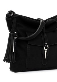 Schwarze Handtasche mit strukturierter Oberfläche, ausgestattet mit einer Fronttasche, silbernen Beschlägen, Quastenakzent und verstellbarem Riemen.