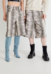 Jaded London VINTAGE COLOSSUS JORTS UNISEX - Džinsiniai šortai - grau