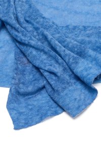 Blauwe, lichte stof met een zachte, iets gestructureerde textuur. In plooien gedrapeerd, met een verloop-effect en subtiele variaties in tint.