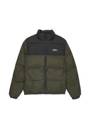 Zweifarbige olivgrüne und schwarze Daunenjacke mit Frontreißverschluss, hohem Kragen, elastischen Bündchen und kleinem Logo auf der Brust.