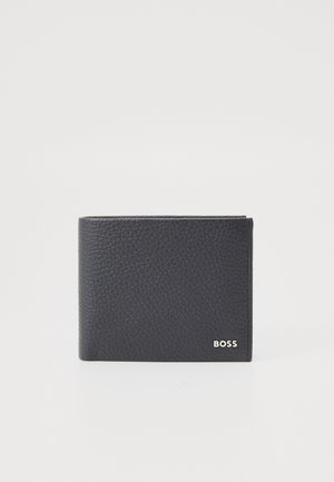 Portofel din piele neagră, cu o suprafață texturată, design pliabil în două, și logo-ul argintiu "BOSS" pe față.