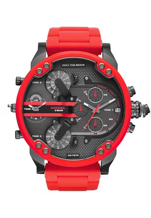 Rote und schwarze Diesel-Armbanduhr mit großem rundem Zifferblatt, mehreren Anzeigen für drei Zeitzonen, Chronographenfunktionen und rotem Silikonarmband.