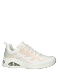 Zapatilla deportiva blanca con parte superior de malla que presenta acentos iridiscentes, punta redonda y una almohadilla de aire visible en la suela. Tejido texturizado.