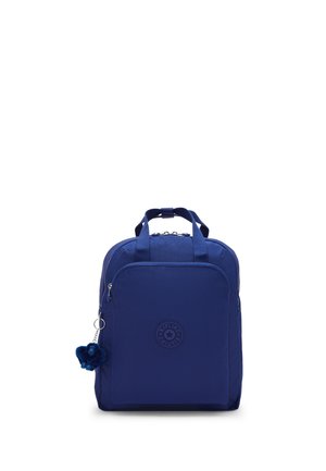 Mochila rectangular azul con bolsillo frontal con cremallera, doble asa superior y un pequeño llavero de peluche unido al tirador de la cremallera.