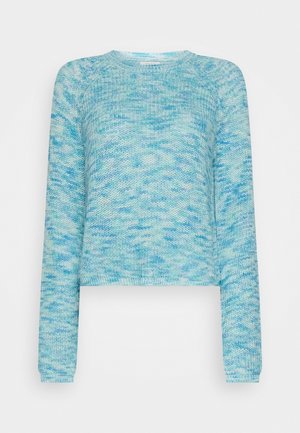 Lichtblauwe en witte gemarmerde gebreide trui met lange mouwen en een ronde hals, cropped lengte en geribbelde manchetten.