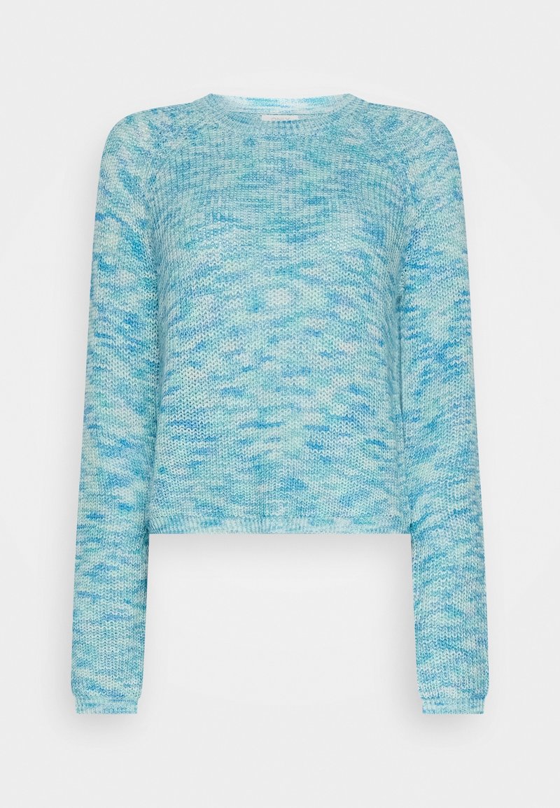 Pull tricoté marbré bleu clair et blanc avec manches longues, encolure ronde, longueur courte et poignets côtelés.