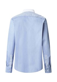 Camisa de botones azul claro con cuello blanco y detalle a rayas en la parte posterior. Presenta mangas largas y puños abotonados con acentos a rayas.
