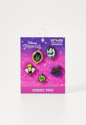Set med fem fargerike Jibbitz-charms med Disney-figurer: Snøhvit, Den onde dronningen, grønt eple og en rød sløyfe. Montert på et lilla kort.