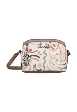 Piccola borsa a tracolla con linee e puntini astratti multicolore, rifinitura taupe, logo "Anekke" e portachiavi con ciondoli rotondi su sfondo bianco.