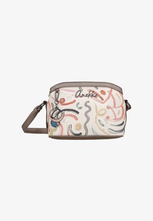 Piccola borsa a tracolla con linee e puntini astratti multicolore, rifinitura taupe, logo "Anekke" e portachiavi con ciondoli rotondi su sfondo bianco.