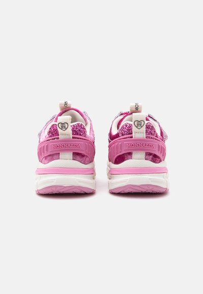 Paire de baskets pour enfants roses et violettes avec paillettes et languettes de tirage de marque, vues de dos sur fond blanc.