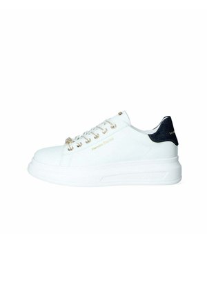 Sneaker bianche in pelle con una spessa suola bianca, dotate di occhielli dorati, lacci e un accento blu navy sul tallone. Finitura testurizzata.