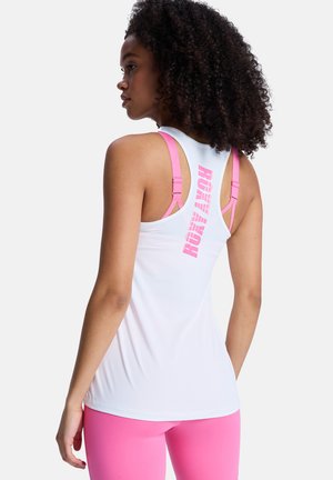 Débardeur blanc de sport avec des bretelles roses ajustables et un grand texte rose au dos. Le tissu semble lisse et moulant.