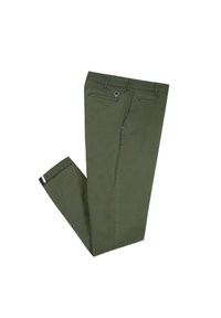 Chinos color verde oliva en tela de algodón, con un diseño de pierna recta, dos bolsillos traseros y un pequeño logotipo debajo de la cinturilla.