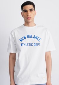 New Balance SPORTSWEAR GREATEST HITS RINGER - Camiseta estampada - sea salt