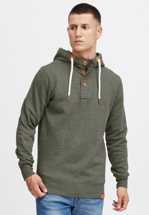 Sudadera color verde oliva hecha de material suave, con capucha ajustable, tapeta de botones de madera y puños y dobladillo acanalados.