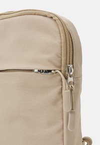 Pier One UNISEX - Rumpetaske - 704 - beige