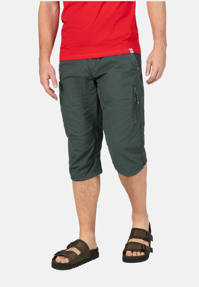 Dunkelgraue knielange Cargo-Shorts mit strukturiertem Muster, ausgestattet mit Seitentaschen und einer Reißverschlusstasche. Getragen mit braunen Sandalen.