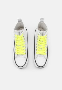 Hoge sneakers met een witte stoffen bovenkant, neongele veters, zilveren accenten, zwarte rand en een gestructureerde zilveren kraag.