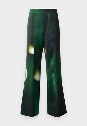 Pantalons évasés en tissu satin vert et noir avec un motif abstrait, présentant une texture lisse et une taille structurée.
