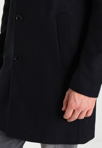 Zalando Essentials Korte frakker - black