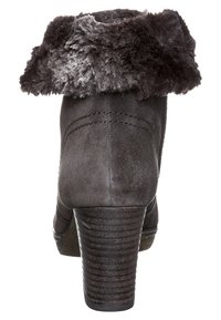 Bottine en daim gris avec une manchette en fausse fourrure, un talon empilé texturé et des coutures décoratives à l'arrière pour un design structuré.