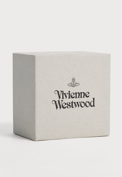 Μπεζ ορθογώνιο κουτί με το λογότυπο Vivienne Westwood και μαύρο κείμενο στο κέντρο της μπροστινής όψης, πάνω σε μονόχρωμο φόντο.