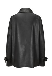 Schwarze Lederjacke mit breitem Kragen, langen Ärmeln mit Bindeschlaufen und nahtlosem Rückendesign. Glatte Textur, minimalistischer Stil.