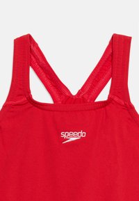 Κόκκινο επάνω μέρος μαγιό Speedo με διπλούς ιμάντες στους ώμους και λευκό κεντητό λογότυπο στο κέντρο μπροστά.