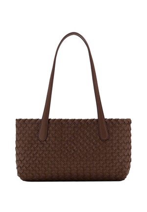 Bolso de mano de cuero marrón con un patrón de textura tejida, con dos asas largas y delgadas para llevar al hombro.