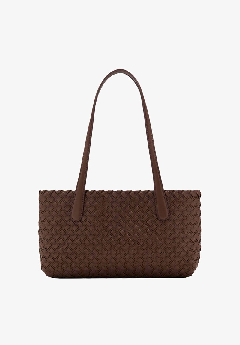 Sac à main en cuir marron avec un motif tissé, avec deux longues anses fines pour un port à l'épaule.