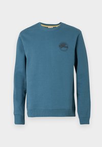 Niebieski sweter z okrągłym dekoltem, z długimi rękawami i małym logo "ONLY & SONS" na lewej piersi, zaprezentowany na białym tle.
