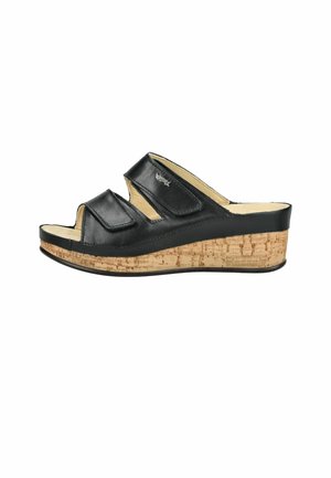 Sandalo nero con zeppa aperta davanti, suola in sughero e due cinturini regolabili con velcro sulla parte superiore.