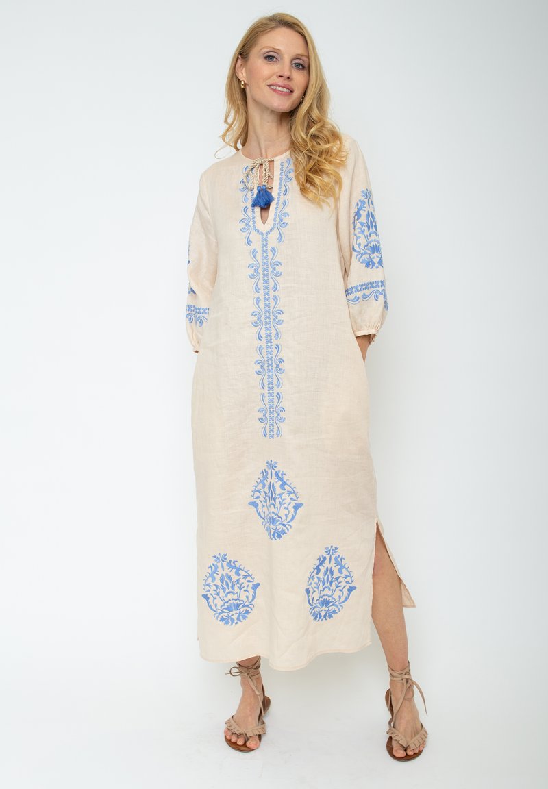 Beiges Leinen-Midi-Kleid mit blauen Blumenstickereien, rundem Ausschnitt, Schlüssellochdetail, Dreiviertelärmeln und seitlichen Schlitzen.