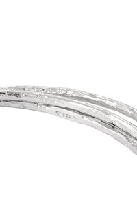 Silberarmband mit einem strukturierten, gedrehten Design und drei verflochtenen Strängen. Mit "925 Ag" für die Echtheit von Sterlingsilber gekennzeichnet.