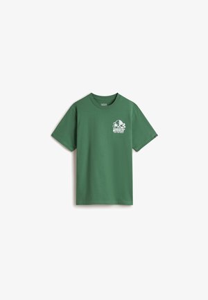 Groene katoenen t-shirt met een ronde hals, voorzien van een wit grafisch logo op de linkerborst. Korte mouwen en een ontspannen pasvorm.