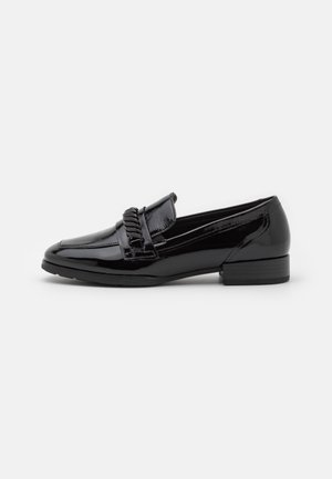 Mocassins en cuir verni noir avec un bout arrondi, présentant une sangle décorative sur le dessus et un petit talon carré. Texture lisse.