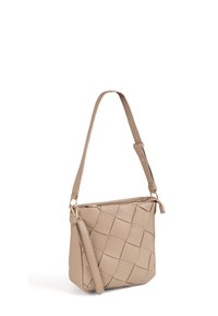 Borsa a spalla in pelle beige con un motivo intrecciato, tracolla regolabile e chiusura con zip; presenta dettagli in hardware color oro.