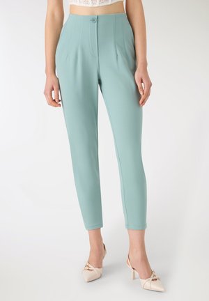 Pantaloni su misura verde menta con vita alta, dotati di chiusura con un solo bottone, pieghe e design slim fit. Tessuto dalla texture liscia.