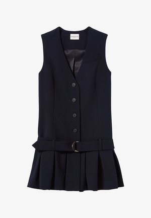 Robe-bermuda bleu marine avec un corsage ajusté, six boutons sur le devant, une ceinture avec une boucle en or et une jupe plissée. Texture de tissu lisse.
