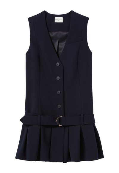 Robe-bermuda bleu marine avec un corsage ajusté, six boutons sur le devant, une ceinture avec une boucle en or et une jupe plissée. Texture de tissu lisse.