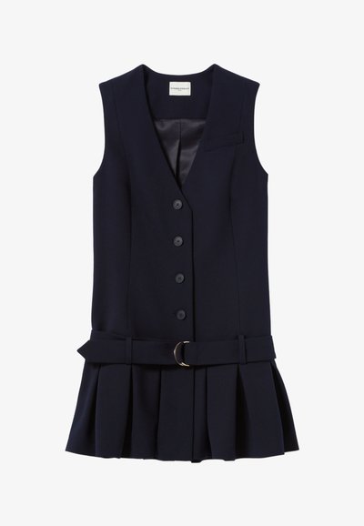 Robe-bermuda bleu marine avec un corsage ajusté, six boutons sur le devant, une ceinture avec une boucle en or et une jupe plissée. Texture de tissu lisse.
