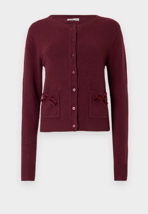 Cardigan color bordeaux in tessuto strutturato con maniche lunghe, scollo tondo, bottoni sul davanti e due tasche decorate con fiocchi.